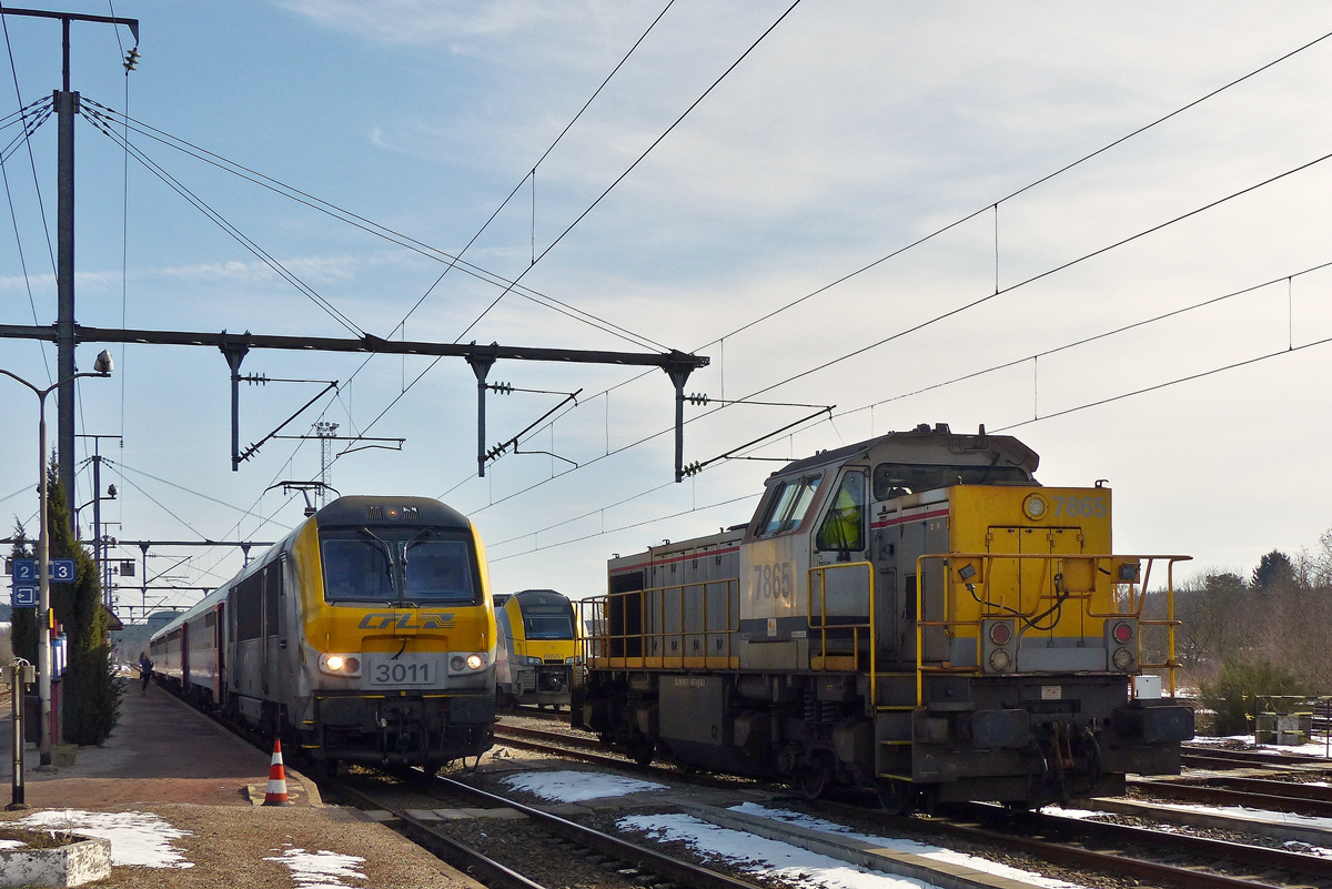 . Soviel war im Bahnhof von Gouvy schon lange nicht mehr los - W�hrend die SNCB HLD 7865 auf die Ausfahrt wartet, erreicht die CFL 3011 mit dem IC 115 Luxembourg - Liers den Bahnhof von Gouvy. 09.03.2016 (Jeanny)
