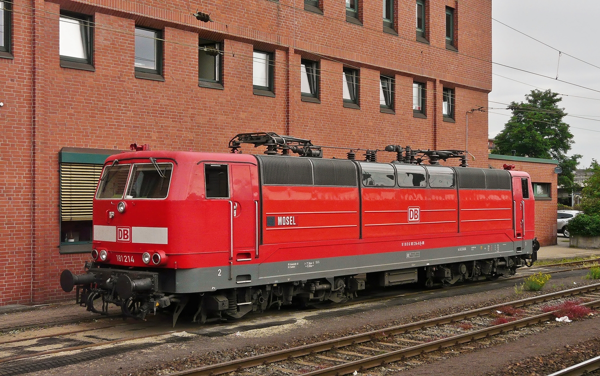 . Stromabnehmer Studie der 181er - Am 26.06.2011 war die 181 214  Mosel  im Hauptbahnhof von Koblenz abgestellt. (Jeanny)

Die Loks der Baureihe 181.2 besa�en 2 unterschiedliche Pantographen, einen f�r das deutsche Stromnetz (15 kV 16 2/3 Hz~) und einen f�r das franz�sische bzw. luxemburgische Stromsystem (25 kV 50 Hz~). Der 15kV DB Stromabnehmer ist �ber dem F�hrerstand 1, w�hrend der schmalere 25 kV Pantograph �ber dem F�hrerstand 2 angebracht war.