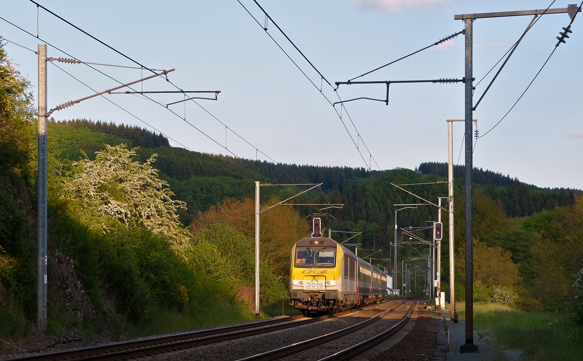 . Vergebliches Warten auf den G�terzug - Am 19.05.2014 standen wir an der richtigen Stelle zwischen Wilwerwiltz und Lellingen, um den G�terzug abzulichten. Leider zeigte sich kein G�terzug und so blieb mir nur die M�glichket den IR 120 Luxembourg - Liers im letzten Abendlicht zu fotografieren. (Jeanny)

