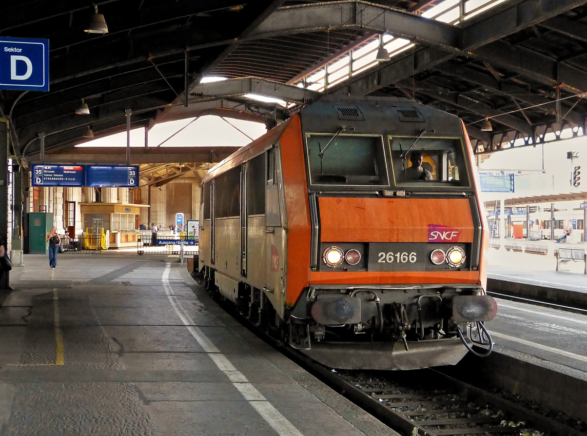 . Von ihren  Sauna  Wagen befreit, setzt sich die Sybic BB 26166 im franz�sischen Teil des Bahnhofs Basel SBB in Bewegung, um auf das Abstellgleis zu fahren. (Hans)