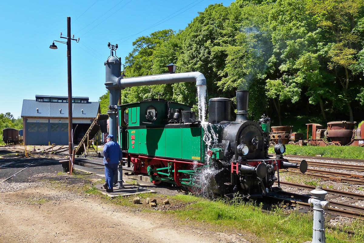 . Wasserfassen bei der Museumsbahn Train 1900 in Fond de Gras - Obwohl der Durst der Dampflok AMTF N� 8 (ADI 8) am 02.06.2013 schon l�ngst gel�scht ist, pl�tschert das Wasser frisch fr�hlich weiter. (Hans) 