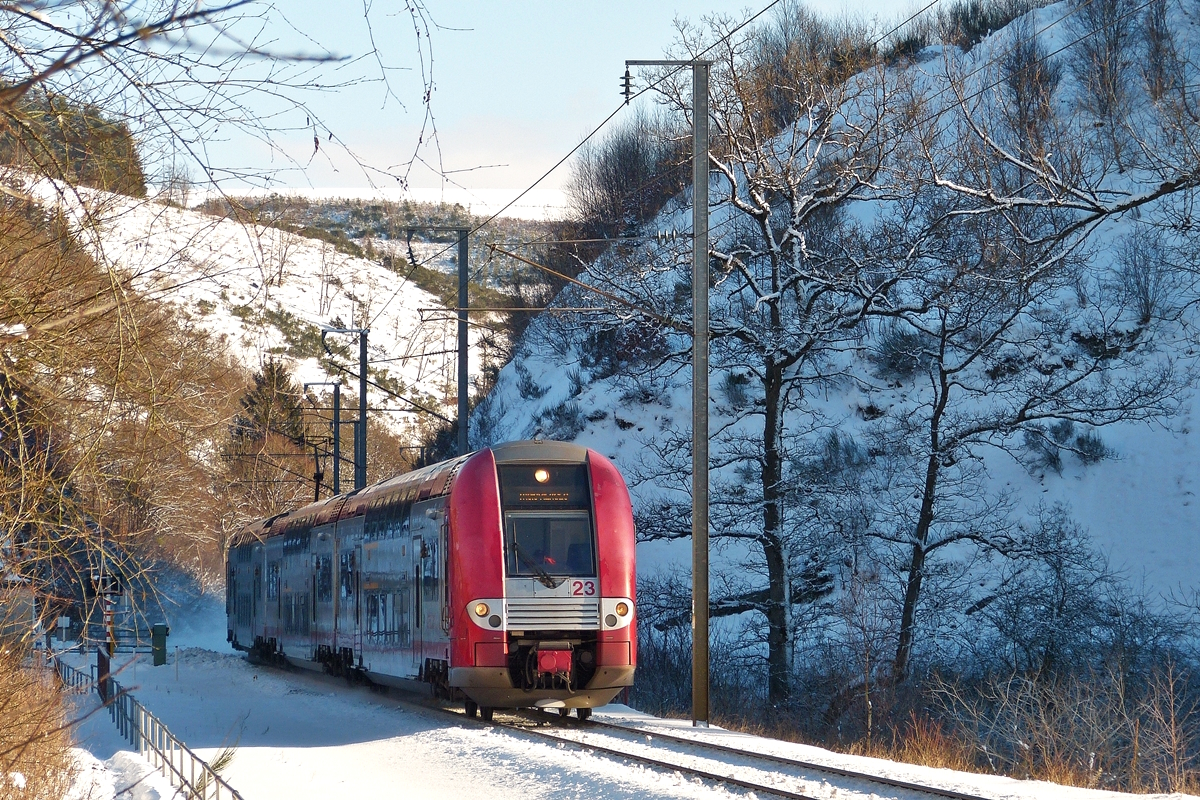 . Winter im n�rdlichsten Zipfel Luxemburgs - Die Computermaus Z 2223 f�hrt am 17.01.2017 als RE 3812 Luxembourg - Troisvierges �ber die luxemburgische Nordstrecke zwischen Maulusm�hle und Sassel. (Hans) 