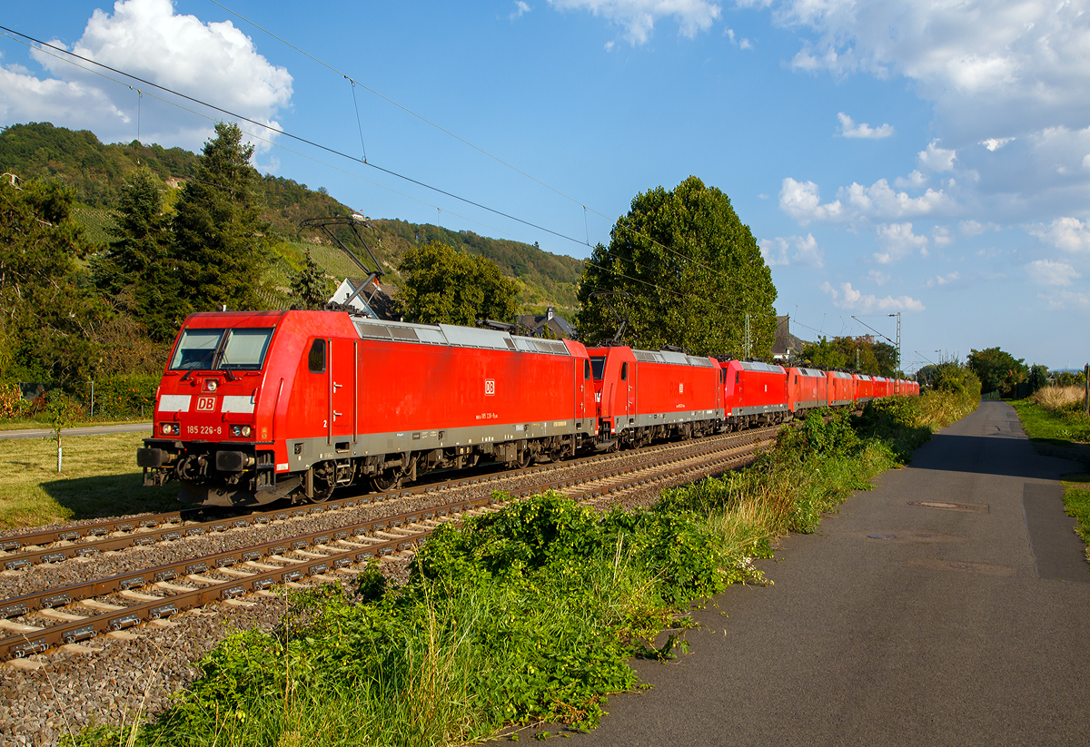 
10 auf einen Streich....oder ein sehr langer Lokzug der DB Cargo Deutschland AG.....

Von der 185 226-6 und 185 233-4 werden 8 weitere Loks, und zwar die 185 060-1, 152 142-6, 145 068-3, 152 057-6, 185 057-7, 185 310-0, 185 078-3, 185 351-4 und 185 168-2 am 31.08.2019 durch Leutesdorf (Rhein) in Richtung Norden gezogen.