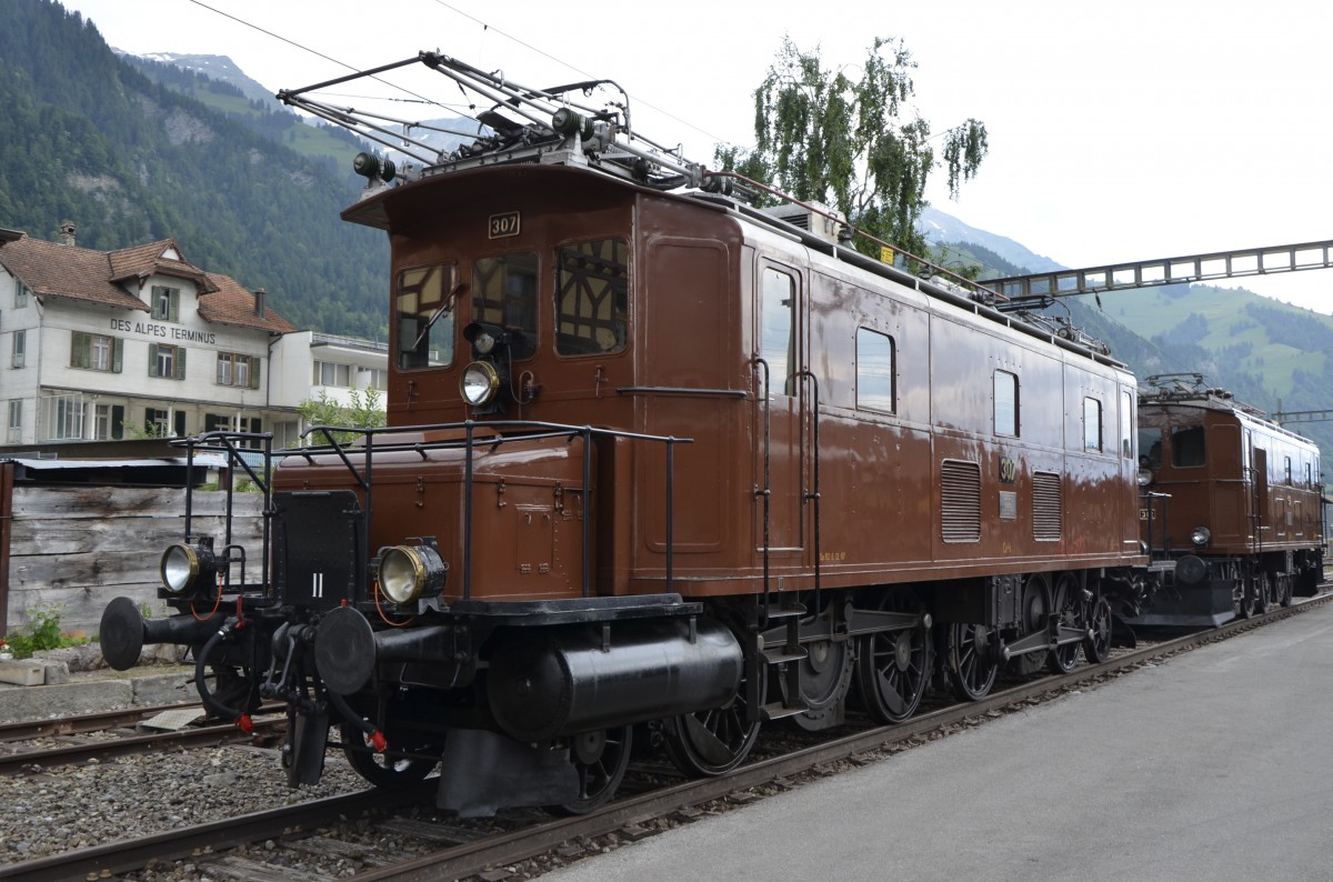 100 Jahre BLS: BLS Ce 4/6 307 am 28.06.2013 in Frutigen. Die Lokomotiven 301 - 307 wurden nach dem Ersten Weltkrieg infolge der Kohleknappheit beschafft. Da die Ce 4/6 vorwigend f�r Nebenlinien bestimmt waren, sollte deren Triebachsdruck maximal 12 t aufweisen.
Baujahr/Hersteller: 1920/SLM-MFO, L�P: 15,6 m, Dienstgewicht: 70 t, Leistung: 993 kW/1350 PS, Vmax: 65 km/h