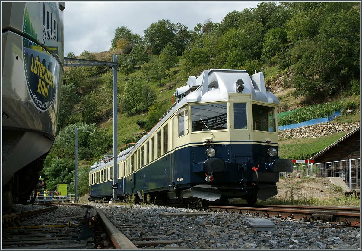 100 Jahre BLS: Der BCFe 4/6 zeigt sich in Ausserberg.
Den  Lötschberger  links im Bild habe ich bewusst in Bild genommen um auf das Juiläum aufmerksam zu machen.
7. Sept. 2013