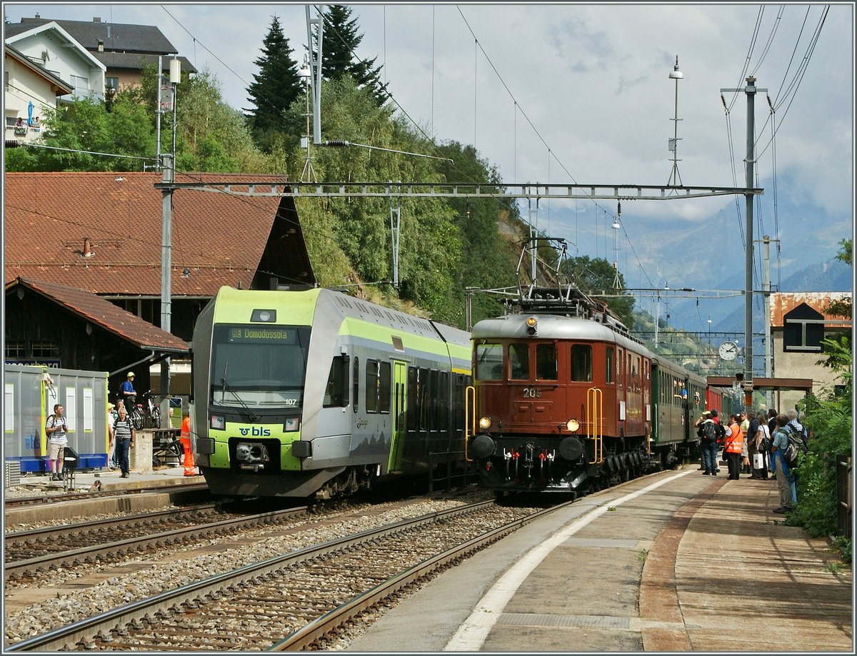 100 Jahre BLS: Trotz vieler Menschen war das Fotografieren �berraschend gut m�glich und so entstand bei einer solchen M�glichkeit dieses Bild mit der BLS Ae 6/8 205 und ihrem  Swiss Classic -Zug und dem L�tschberger, der zur Feier des Tage bis nach Domodossola fuhr. Beide Z�ge beim Halt in 
Ausserberg.
7. Sept. 2013