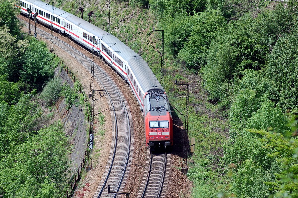 101 013-1 mit IC auf der Geislinger Steige, vom mühltalfelsen aus gesehen, am 25.05.2002.