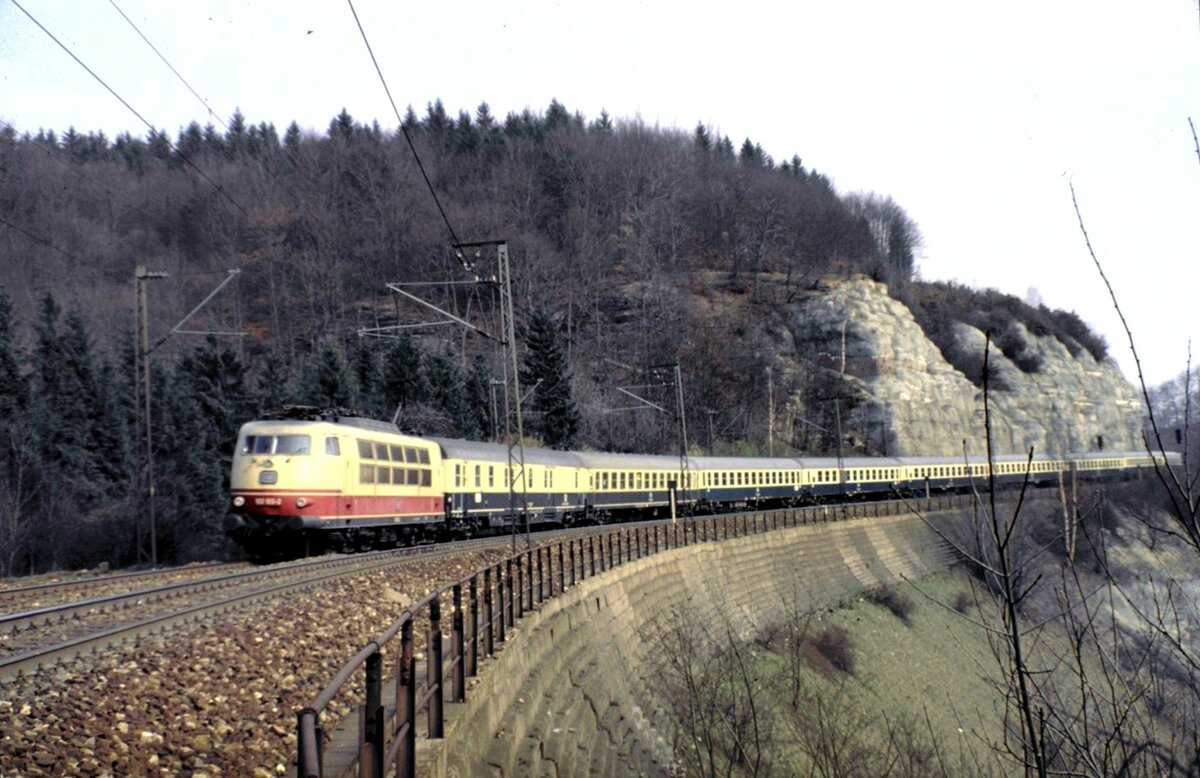 103 183-0 mit IC und einem Packwagen auf dem Mühltalfelsendamm der Geislinger Steige am 02.04.1982.