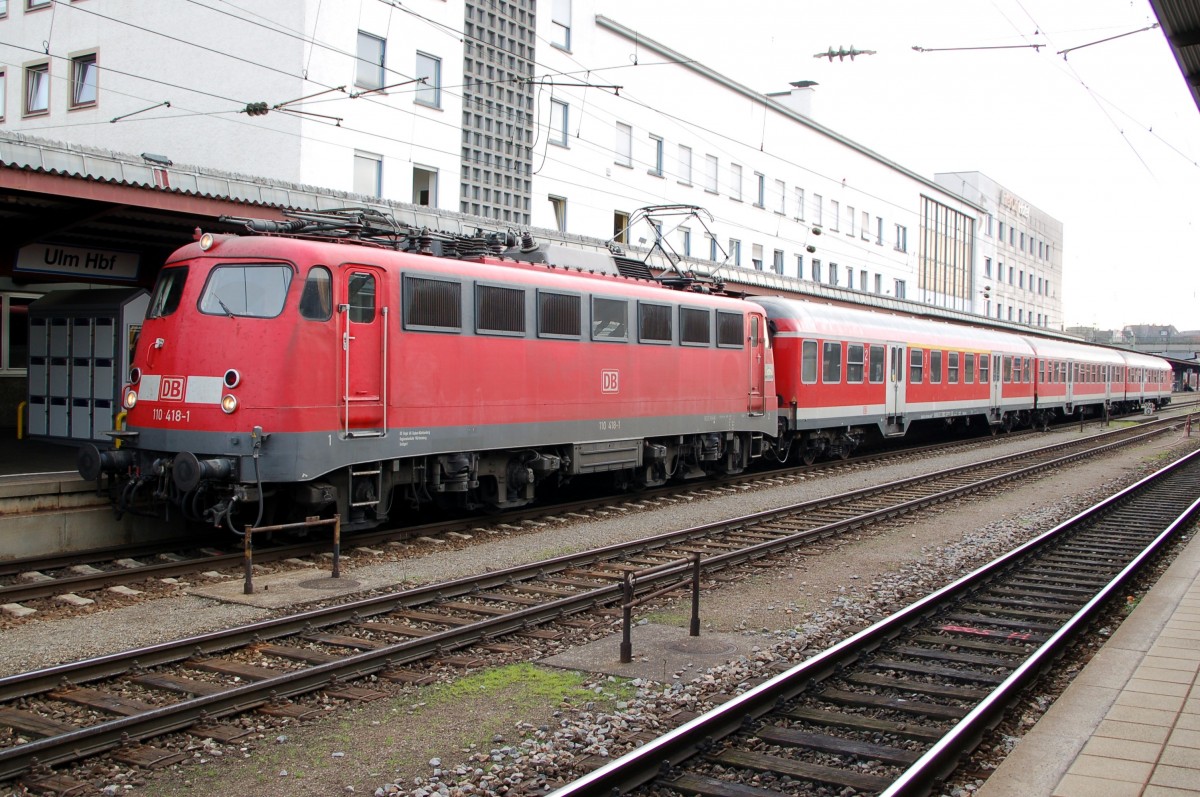 110 418-1 steht mit einem Regionlzug nach Geislingen an der Steige abfahrbereit an Bahnsteig 1 in Ulm am 24.11.2006. 