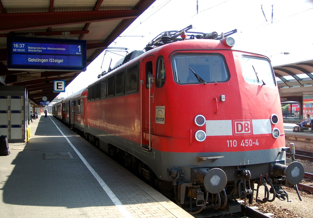 110 450-4 mit RB 19334 in Ulm nach Geislingen (Steige) am 24.05.2007.