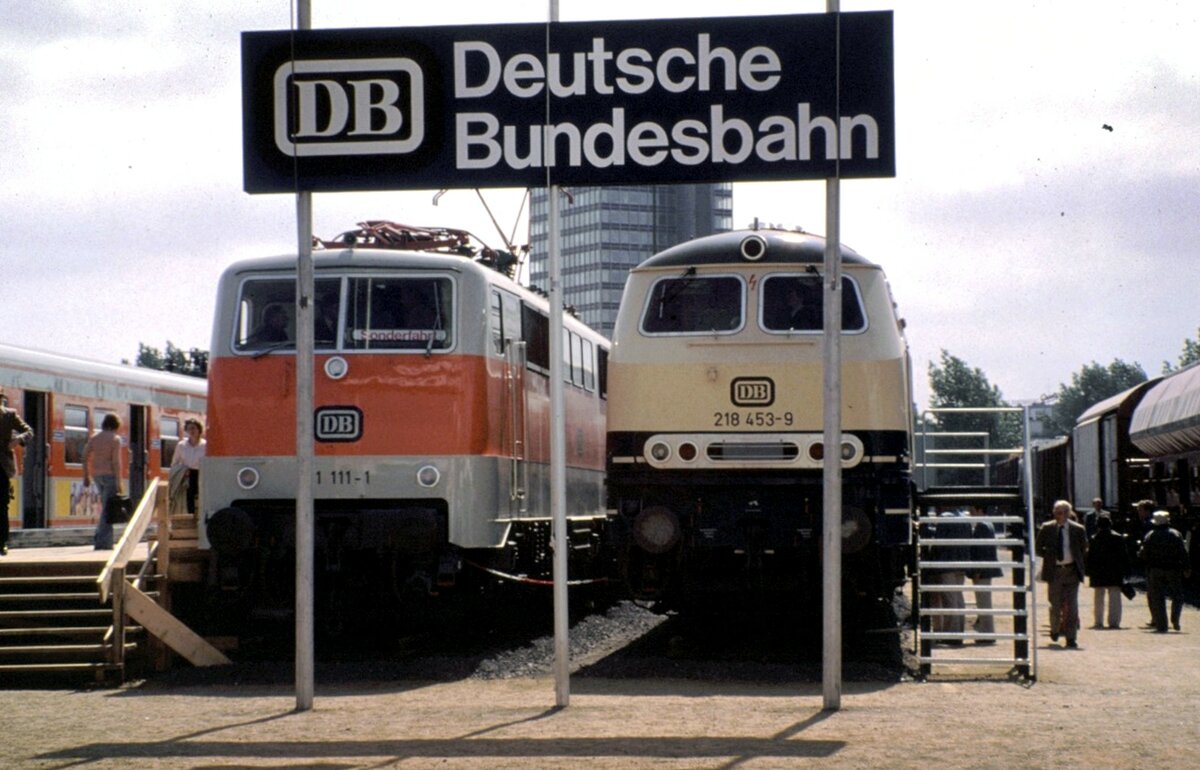 111 111-1 und 218 453-9 bei der IVA in Hamburg im Oktober 1979.
