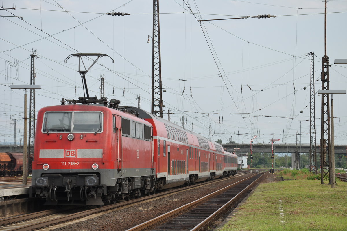 111 219-3 verl�sst mit einer Ersatzgarnitur des RE55 nach W�rzburg am 26.08.2017 den Hanauer Hbf.