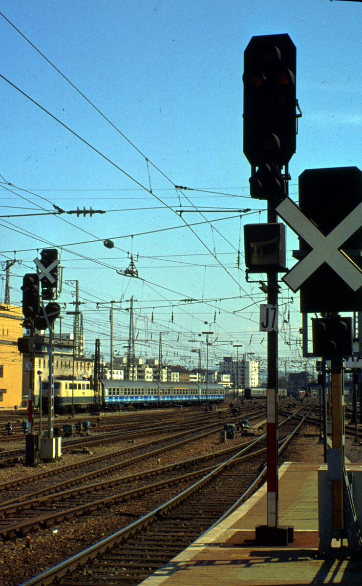 111 mit Lufthansazug, 1.Varante mit Siberlingen und Beshriftung unterhalb der Fensterleiste in Mannheim.