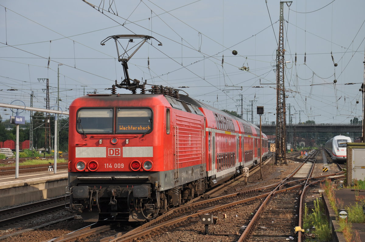 114 009 f�hrt am 26.08.2017 mit ihrer RB51 nach W�chtersbach aus dem Hanauer Hbf. Au�erplanm��ig war an dieser Garmitur ein Wittenberger Stw eingereiht.