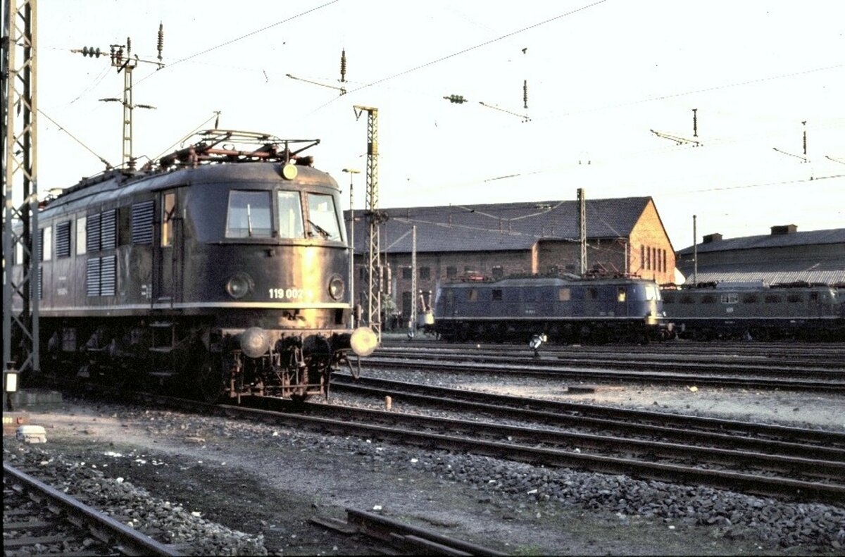 119 002-4 und 118 im Hintergrund in Nürnberg im Mai 1979.