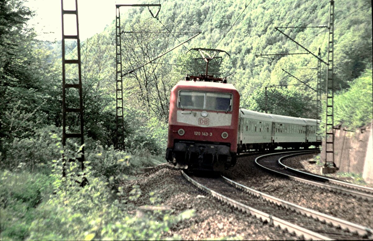 120 143-3 mit Nahverkehrszug auf der Geislinger Steige am 09.05.1998.