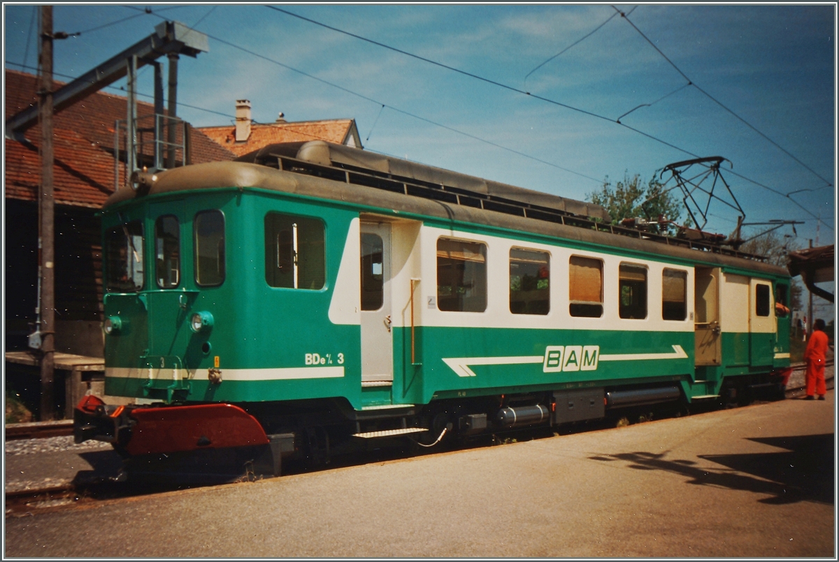 120 Jahre BAM, ein Grund im Archiv zu st�bern und dieses Bild zu zeigen: Der BDe 4/4 N� 3 steht an fast der selben Stelle wie der BCFe 4/4 N�2 auf dem Bild ID 460342.  AB(heute  Fotogarfierts Analogbild vom Mai 1993