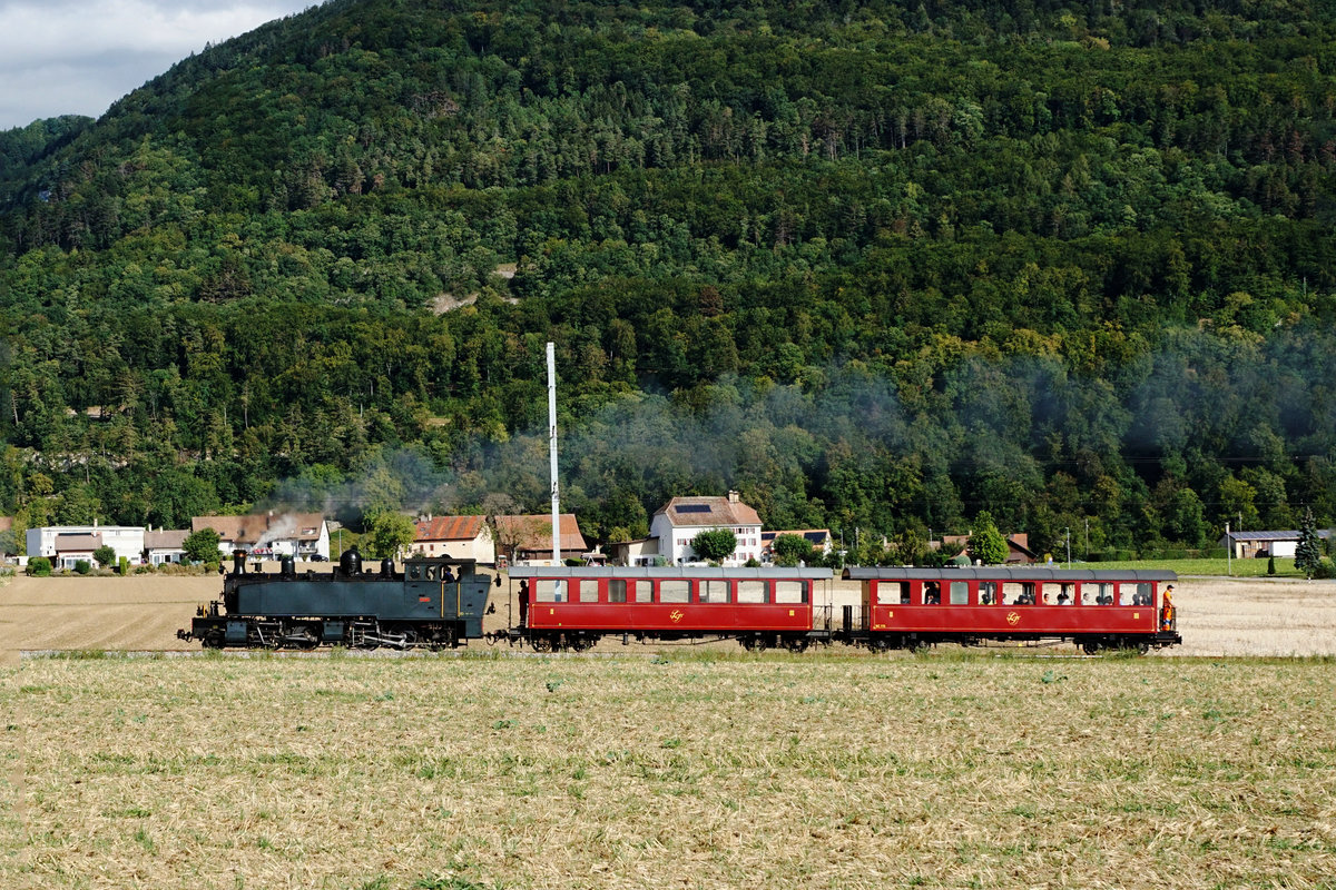 125 Jahre Yverdon-les-Bains-Ste-Croix
TRAVYS/YStC
LA TRACTION
Am 1. und 2. September 2018 feiert die Strecke Yverdon-les-Bains-Ste.Croix ihr 125. Jubiläum.
Zur Erinnerung an die ersten Betriebsjahre stehen an beiden Festtagen Dampfzüge für Sonderfahrten im Einsatz.
Am 29. August 2018 fand die Probefahrt mit der G 2/3 + 3/3 E 206 und den BC 74 und BC 75 zwischen Yverdon-les-Bains und Ste-Croix statt.
Foto:  Walter Ruetsch  