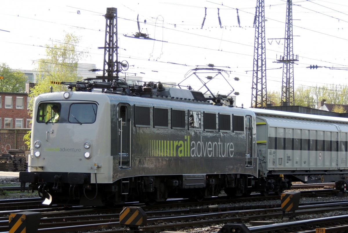 139 558-1 rail adventure in Ulm am 10.04.2013. Im Zugverband zwischen zwei G�terwagen mit Sonderkupplung befindet sich der 600-001 der Oberpfalzbahn auf Testfahrt. 