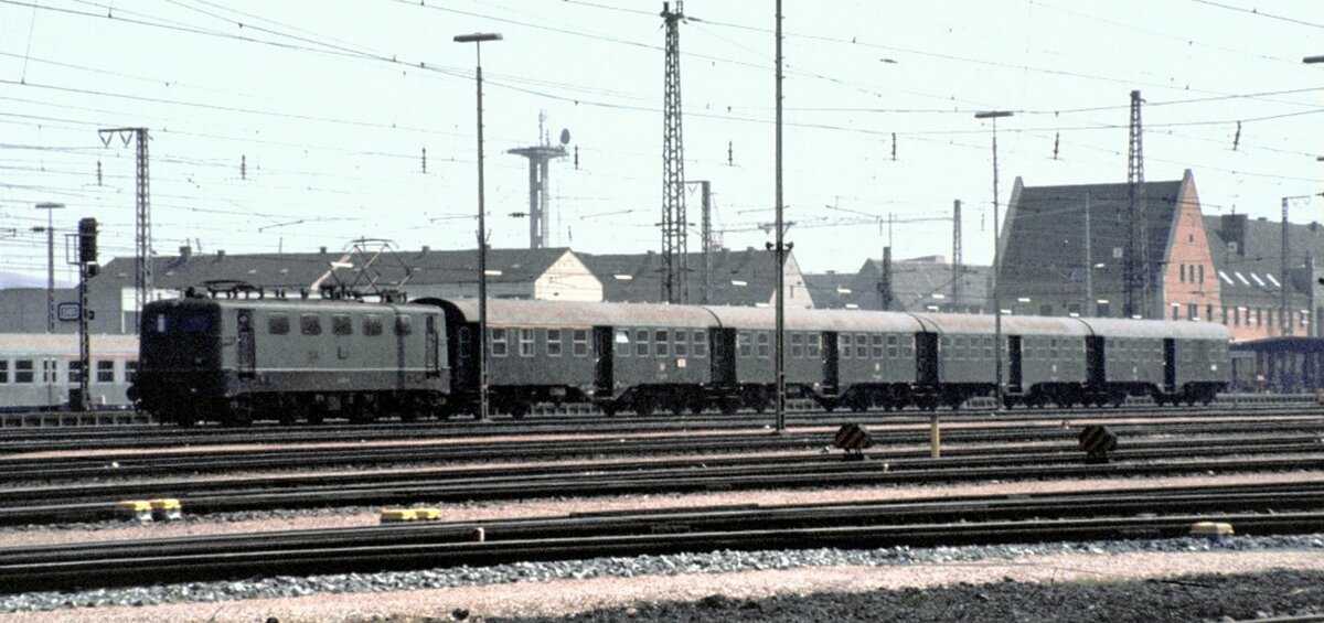 141 mit Umbauwagen in Donauw�rth am 09.05.1981.
