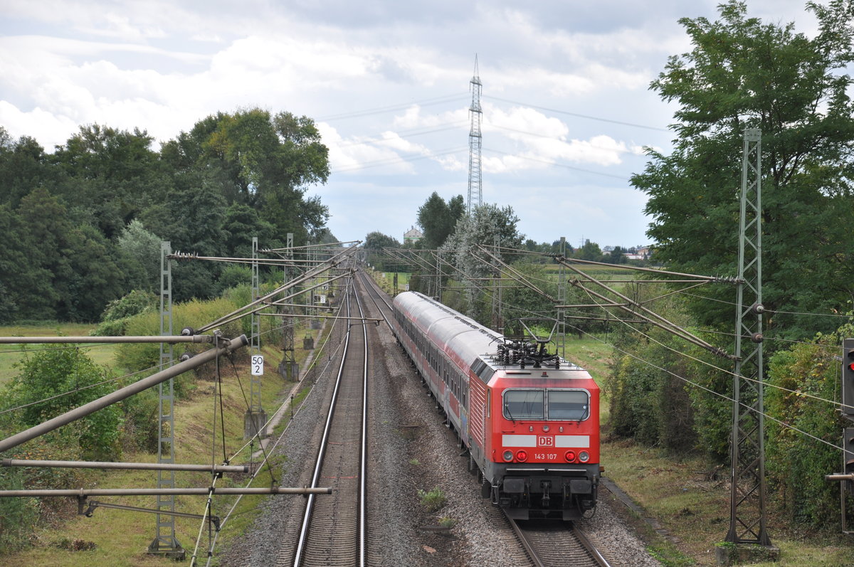 143 107 f�hrt als Ersatz f�r eine 111 am 09.09.2017 mit ihrem RE70 nach Mannheim Hbf durch Gro� Gerau-Dornheim. In K�rze erreicht sie ihren n�chsten Halt Riedstadt-Goddelau.