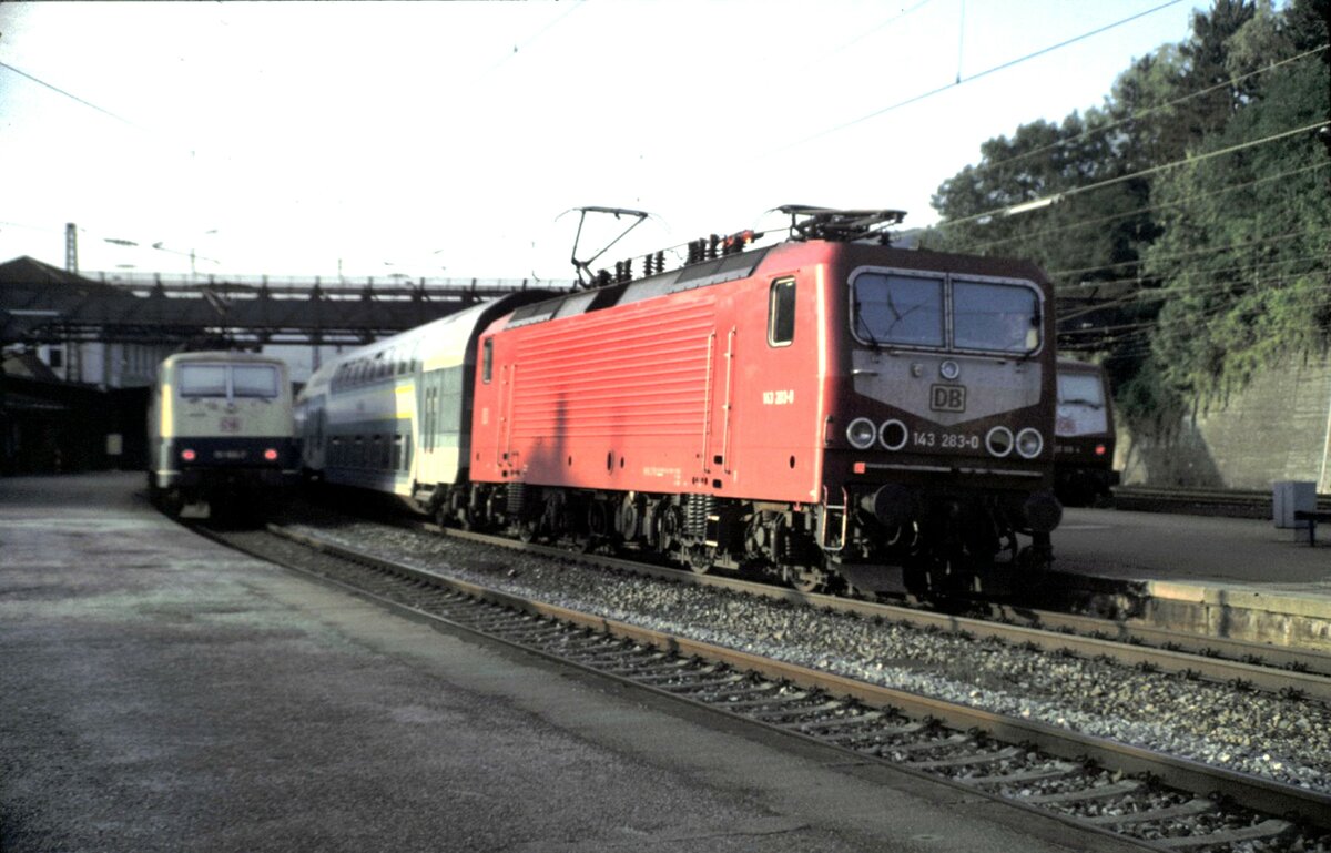 143 283-0 mit Dosto-Zug und eine 111 mit Nahverkehrszug in Geislingen/Steige am 15.08.1997.