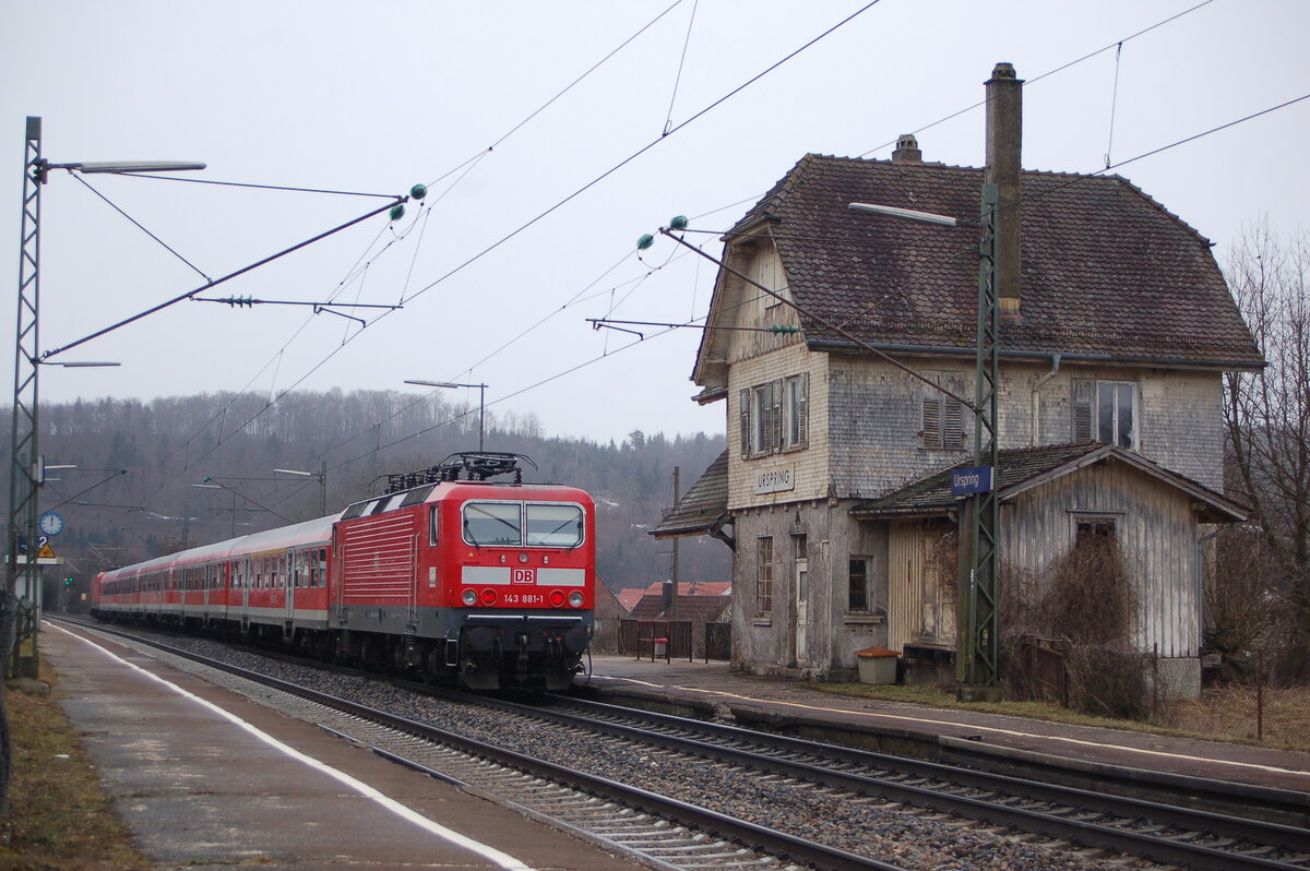 143 899-3 und 143 881-1 mit Nahverkehrszug im Sandwich in Urspring am 12.03.2009.