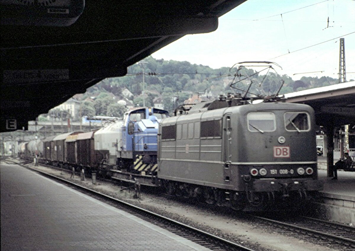 151 008-0 mit G�terzug und Tieflader an erster Stelle mit DHG 500 (M�nchner Lok) beladen in Ulm am 19.05.1998.
