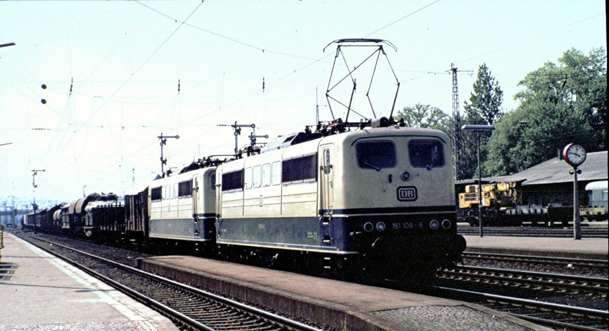 151 109-6 und eine zweite 151 (abgebügelt) vor einem gemischtem Güterzug in Regensburg am 15.05.1982.
