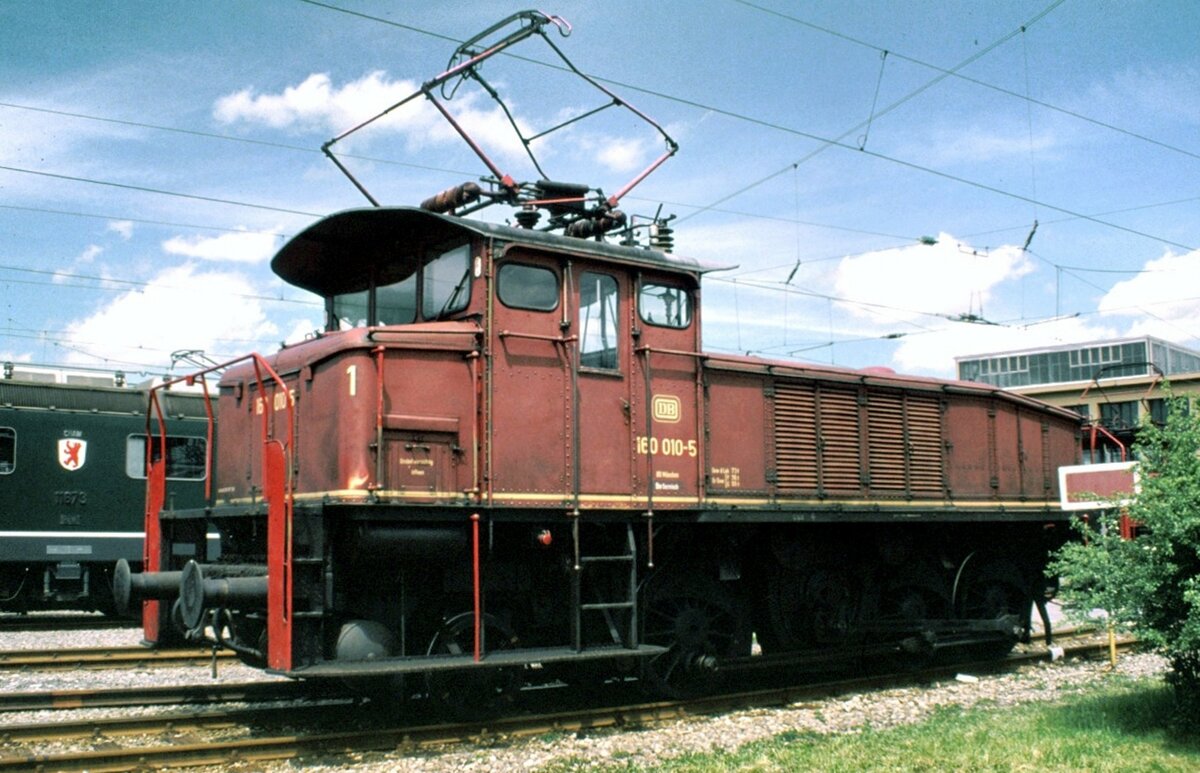 160 010-5 in der Ausstellung 100 Jahre elektrische Lokomtiven in Deutschland München Freimann 25.05.1979.