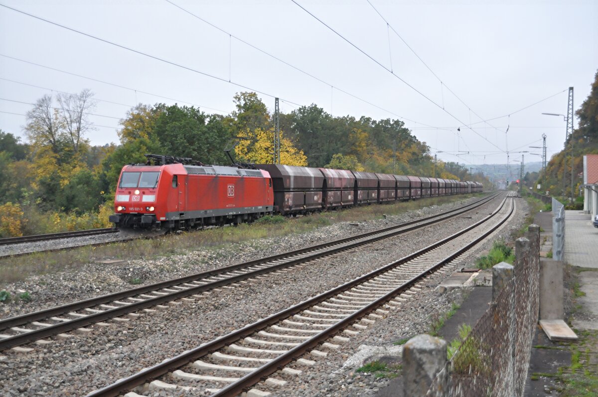 185 021-3 mit Sch�ttgut-Ganzzug in Westerstetten am 07.10.2010.