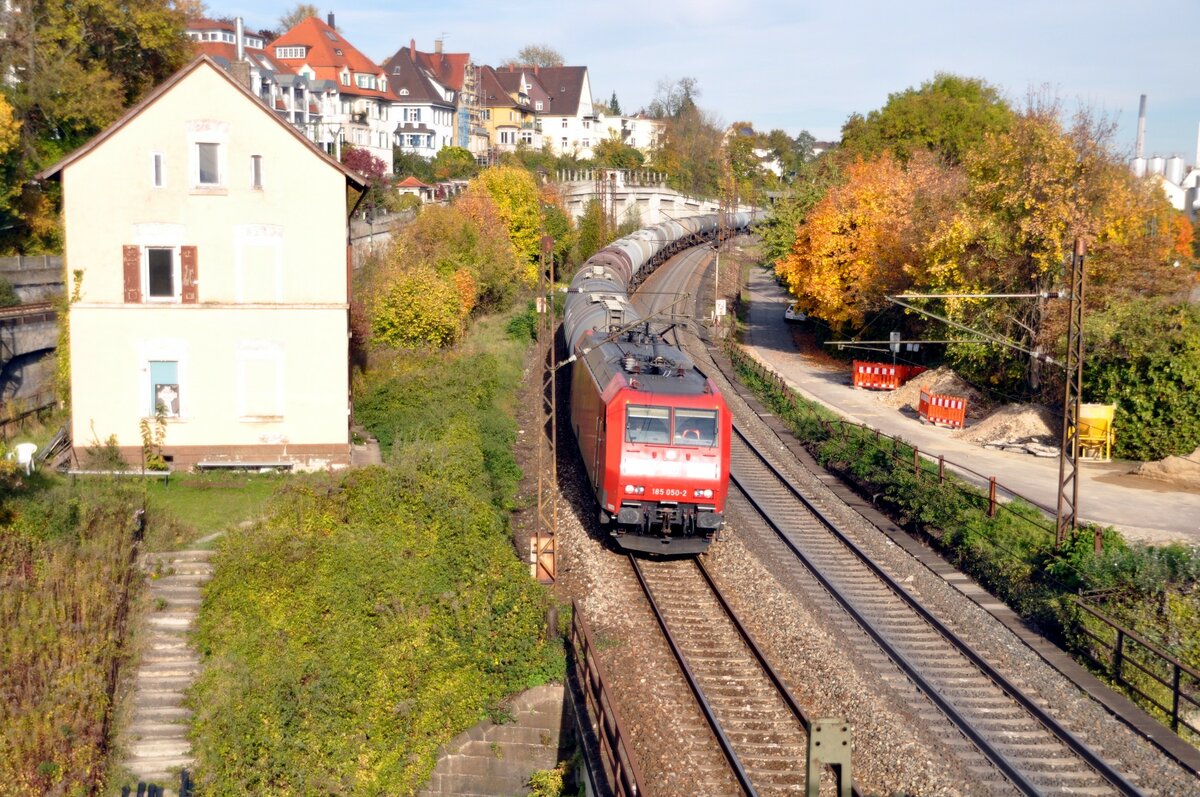 185 050-2 mit Kesselwagenganzzug in Ulm am 18.10.2012.