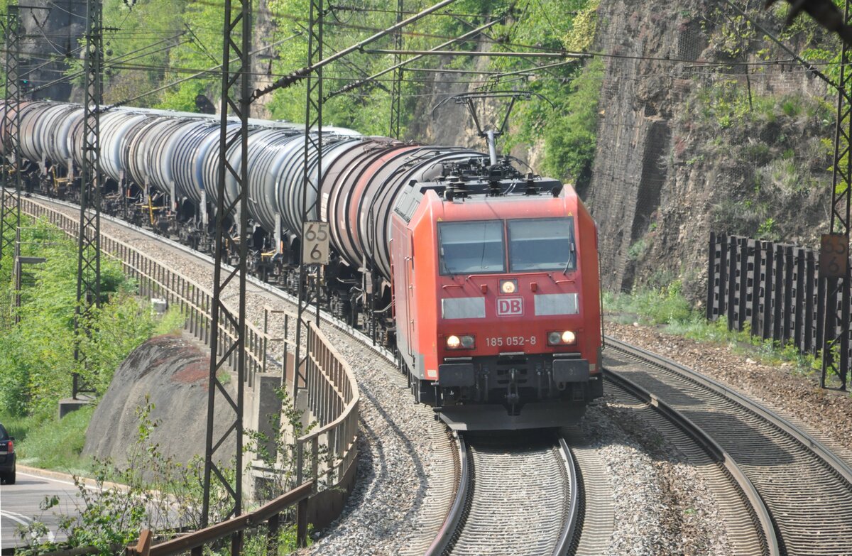185 052-8 mit Kesselwagenganzzug auf der Geislinger Steige am 06.05.2011.