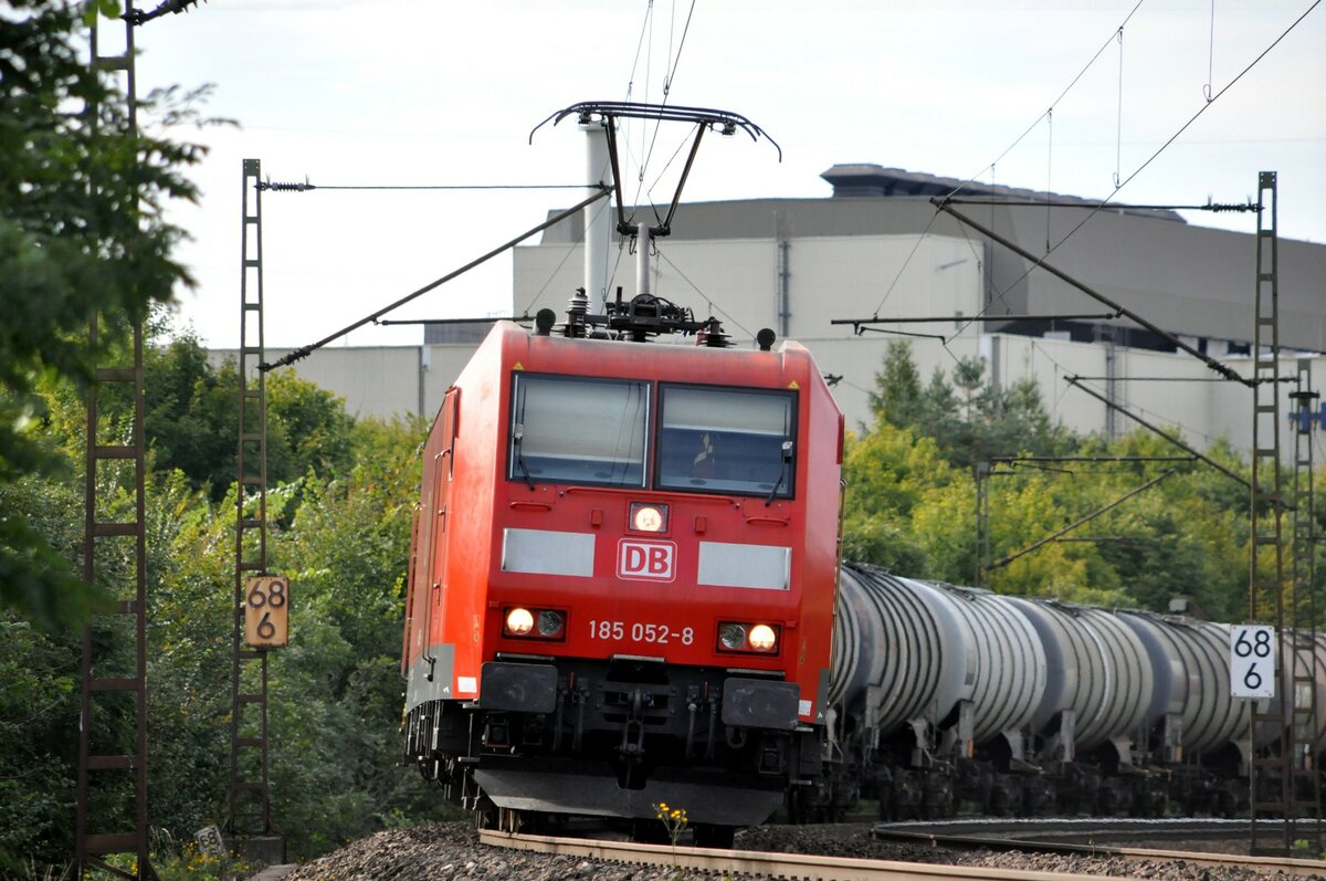 185 052-8 mit Kesselwagenganzzug bei Amstetten am 20.09.2012.