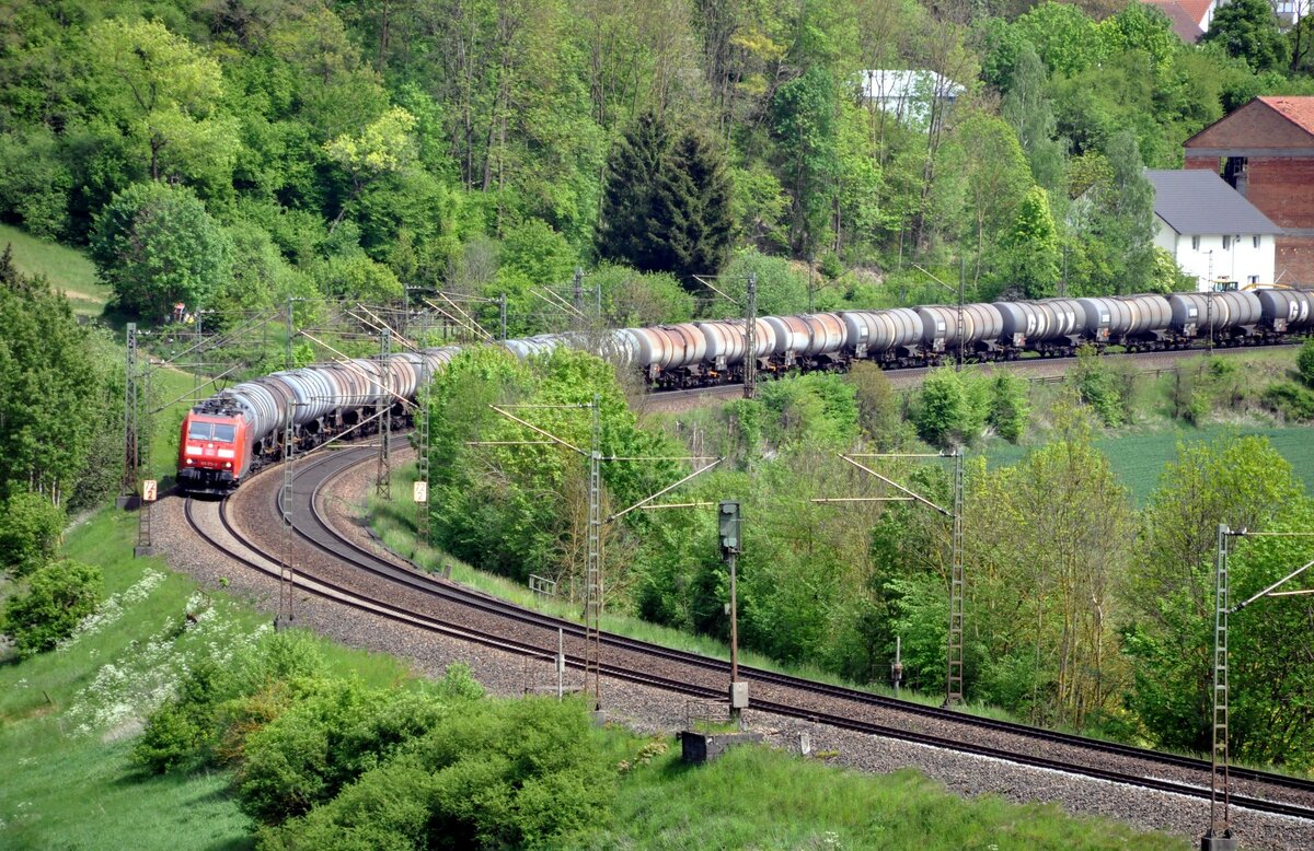 185 173-2 mit Kesselwagenganzzug in Lonsee am 20.05.2014.