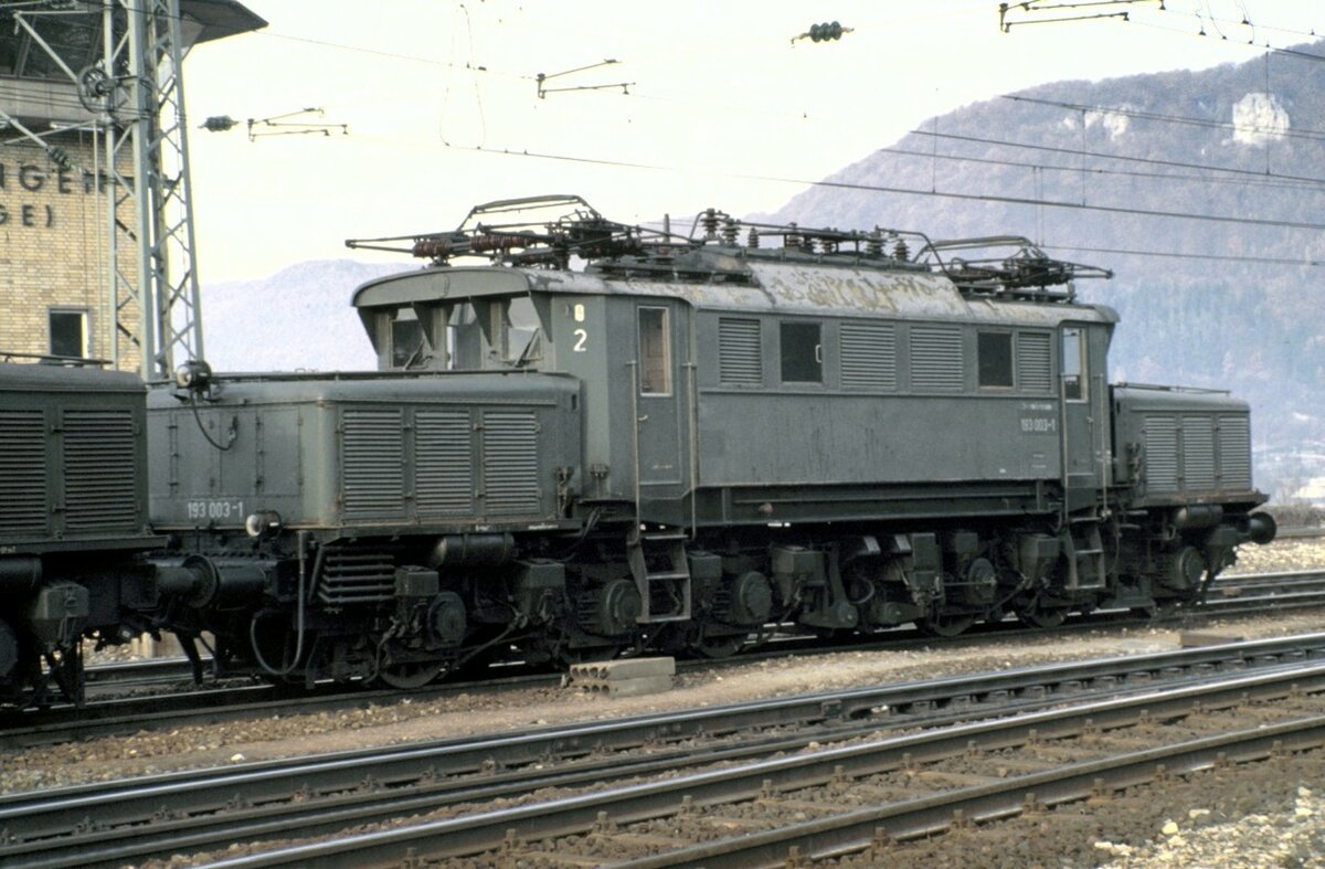 193 003-1 steht als Schubreserve am Stellwerk in Geislingen Steige am 11.10.1980.