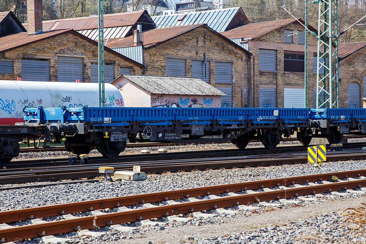 2-achsiger Flachwagen, Seiten- und Stirnwandklappen sowie Seitenwand-Drehrungen, 21 51 3459 747-9 PL-PKPC, der Gattung Kgns-xx 212Z, der PKP Cargo S.A. (Warschau), am 02.04.2021 im Zugverband bei der Durchfahrt in Betzdorf (Sieg) in Richtung Siegen.

TECHNISCHE DATEN des Wagens:
Spurweite: 1.435 mm
Achsanzahl: 2
Länge über Puffer: 13.860 mm
Achsabstand: 9.000 mm
Länge der Ladeflächen: 12.500 mm
Ladefläche: 34,7 m²
Fußbodenhöhe über SOK: 1.245 mm
Höchstgeschwindigkeit: 100 km/h (beladen) /120 km/h (leer)
Eigengewicht: ca. 12.500 kg
max. Zuladung: 30.500 kg (Streckenklasse D)
Kleinster bef. Gleisbogenradius: 75 m
Bauart der Bremse: O-GP
Bremssohle: IB116
Feststellbremse: ja
Intern. Verwendungsfähigkeit: RIV