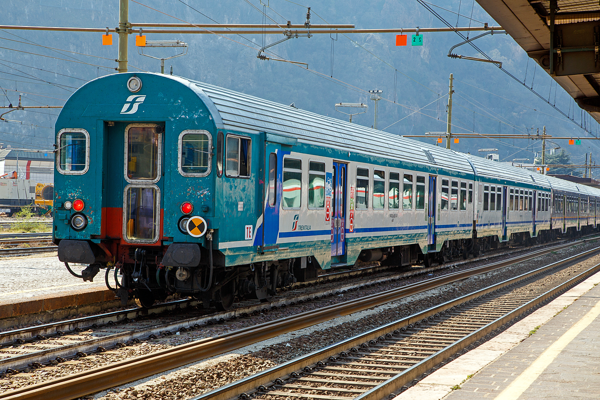 2. Klasse Reisezug- MDVC-Steuerwagen mit Gepäckabteil (MDVC steht für Medie Distanze Vestiboli Centrali, deutsch für Mittlere Entfernungen in Ballungsräumen) 50 83 82-86 807-5 I-TI der Trenitalia, der Gattung npBD und Bauart APR ( Hasenkasten -Steuerwagen) am 26.03.2022 im Bahnhof Bozen / Bolzano.

Die den Wagen handelt es sich um in Italien hergestellte Eisenbahnwaggons die speziell für den Einsatz für mittlere Entfernungen wie z.B. RE (Regionalexpress Züge). Das „TE“ (vorne unten zeigt das es sich um einen Steuerwagen vom Typ TE (Tipo TE) für E-Loks handelt.

TECHNISCHE DATEN:
Spurweite: 1.435 mm
Länge über Puffer: 26.400 mm
Breite: 2.825 mm
Höhe: 3.965 mm
Drehzapfenabstand: 19.000 mm
Achsstand im Drehgestell: 2.400 mm
Laufraddurchmesser : 860 mm (neu)
Fußbodenhöhe: 1090 mm
Eigengewicht: 40 t
Sitzplätze: 60 (2. Klasse)
Zuladegewicht: 3 t
Höchstgeschwindigkeit: 160 km/h
Bremsbauart: Freno WU-R