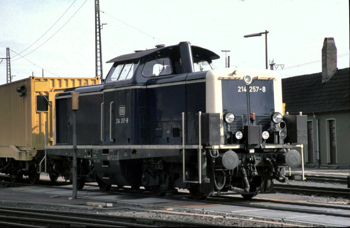 214 257-8 mit Tunnelrettungszug in W�rzburg im September 1990.
