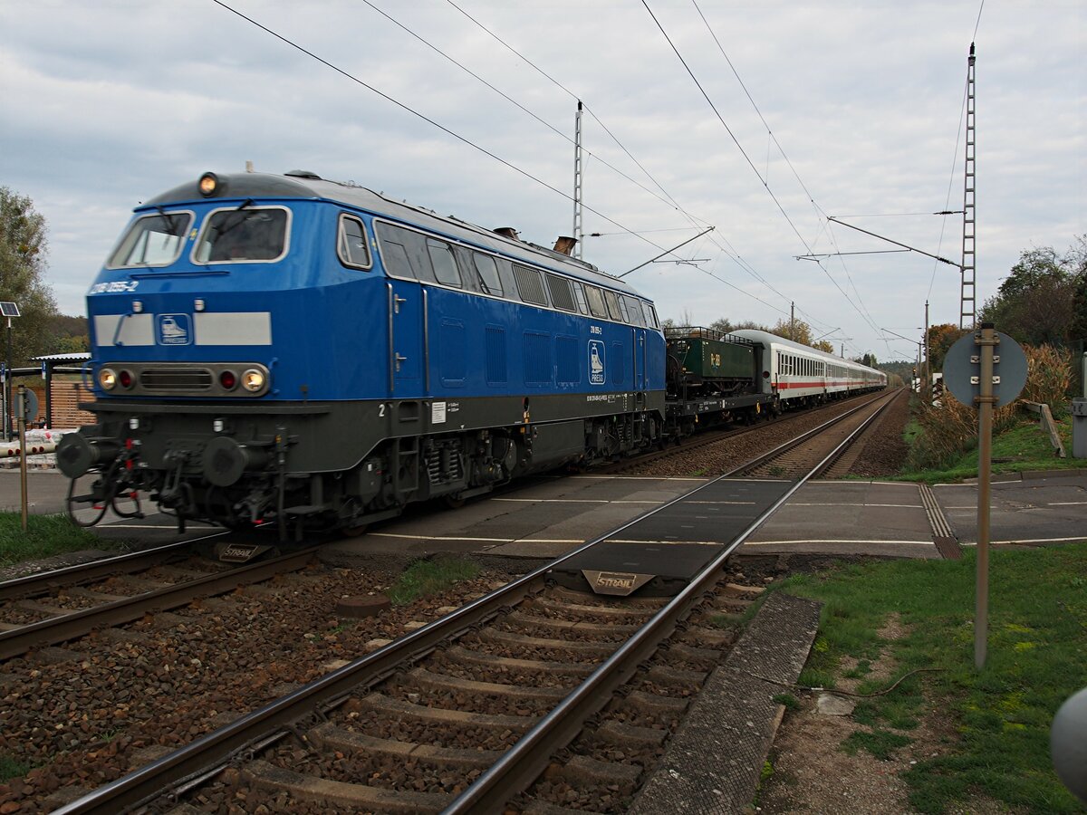 218 055-2 der Press Gesellschaft mit Schadzug in Chorin am 22.10.2019. Der erste Wagen ist ein Spezialtransporter für Schmalspurfahrzeuge, beladen mit einem offenen Sommerwagen der Rügenbahn.
