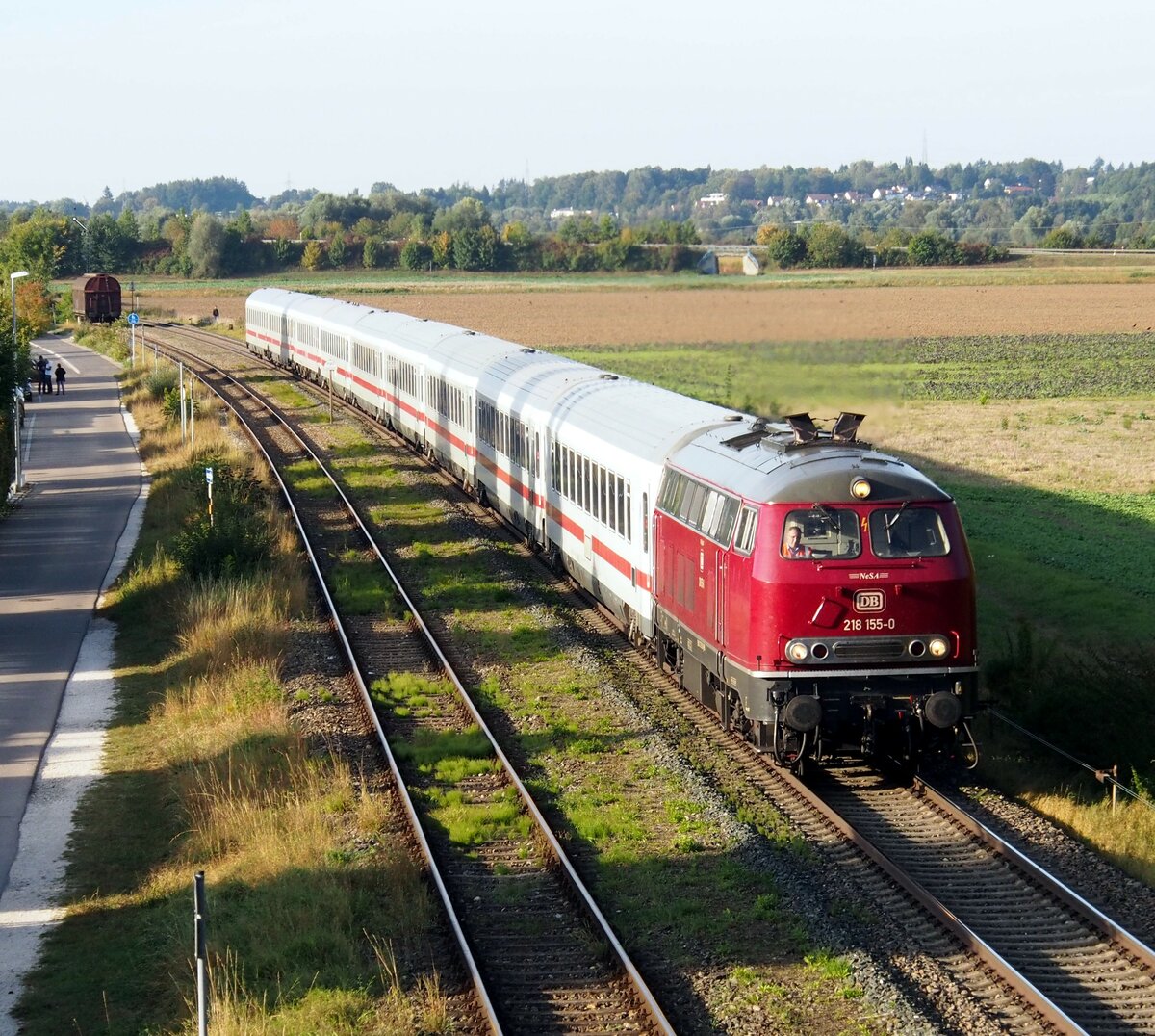 218 155-0 mit IC Allgäu in Vöhringen und ca. 50 Minuten Verspätung am 1.Oktober 2021.