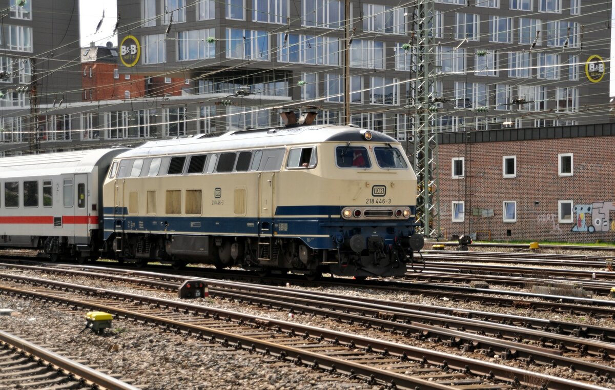 218 446-3 mit IC 2012 Allgäu in Ulm am 31.03.2023.