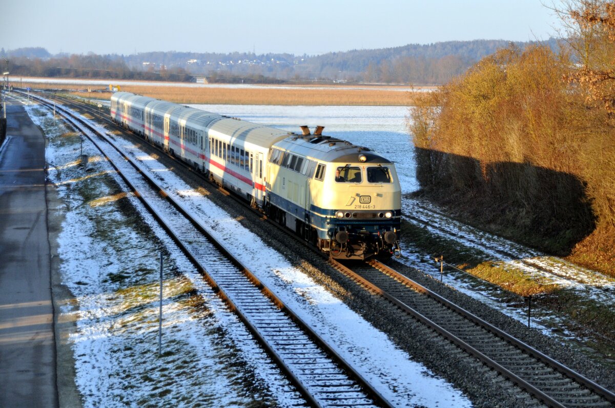 218 446-3 mit IC 2013 Allgäu in Vöhringen am 07.02.2023.