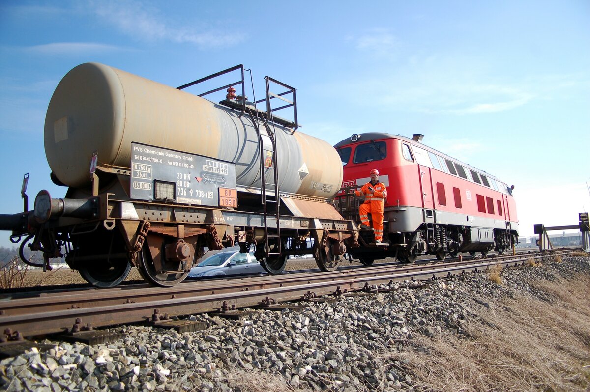 225 088-8 mit Gefahrgut-Kesselwagen 23 RIV 80 DB 736 9 738-1 P Gefahrgut 80/1830 Schwefels�ure zur damaligen Firma Cognis am 20.02.2008.