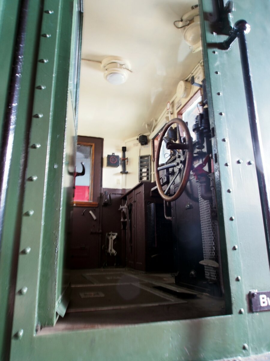 254 106-8 im Eisenbahnmuseum Weimar Blick in den Führerstand am 05.08.2016.