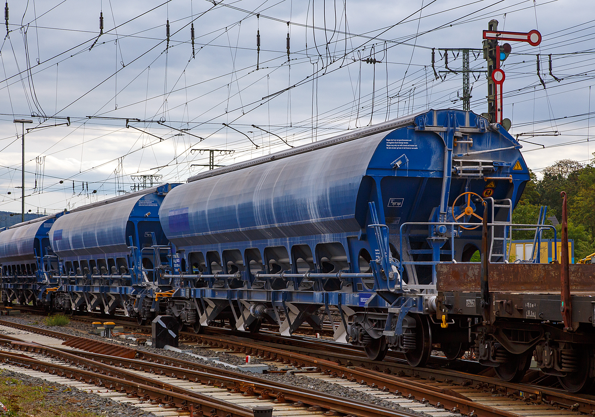 
4-achsige 82,5 m³ Drehgestell-Trichtermittenentladewagen, vorne der 37 84 0839 090-4 NL- WASCO der Gattung Tadns, der Wascosa AG, am 04.09.2020 im Zugverbund beim Rangieren in Koblenz-Lützel.

Der mit einer hohen bilateral kontrollierten Schwerkraftentladung und einem zu öffnenden Dach ausgestattete Wagen ist für den Transport von Kalksteinen und anderen Schüttgütern, die vor Witterungseinflüssen geschützt werden müssen, konzipiert worden. Das Schüttgut wird mit Hilfe der Schwerkraft über die Dachöffnung eingefüllt. Das kontrollierte Entladen wird manuell durchgeführt. Die Entleereinrichtung besteht aus 4 Auslauftrichtern die mit je 2 Klappen verschlossen sind und manuell per Hebel, einzeln von den beiden Plattformen an den Wagenenden aus betätigt werden. Die Komplette Entladung des Wagens ist durch Öffnung auf nur einer Seite möglich. Die Entladung des Wagens erfolgt auf Förderbändern oder in unterirdische Bunker.


TECHNISCHE DATEN:
Hersteller: Astra Rail Industries (Rumänien) 
Spurweite: 1.435 mm
Länge über Puffer : 19.040 mm
Drehzapfenabstand: 14.000 mm
Achsabstand im Drehgestell: 1.800 mm
Eigengewicht: 24.040 kg
Höchstgeschwindigkeit:  100  km/h (beladen) / 120 km/h (leer)
Maximales Ladegewicht: 65,9 t (Streckenklasse D oder höher)
Kleinster bef. Gleisbogenradius:   75 m
Rauminhalt: 82,5 m³
Ladeöffnung: 15.080 x 1.200 mm
Dach: Spritzwasserfestes Hub-/Schwenkdach mit Handbetätigung
Drehgestell-Typ: Y25Lsd-KP1
Laufraddurchmesser: 920 mm (neu)
Bremse: KE-GP-A
Intern. Verwendungsfähigkeit: TEN GE