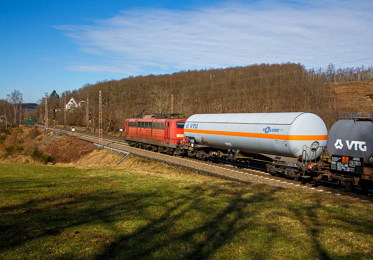 4-achsiger 110 m³-Drehgestell-Druckgaskesselwagen der Gattung Zags (mit Sonnenschutz), 37 84 7814 010-0 NL-VTG, der VTG AG, laut Gefahrguttafel (23/1011) mit Butan (brennbares Gas) beladen, am 02.03.2022 im Zugverband bei einer Zugdurchfahrt bei Rudersdorf (Kr. Siegen) in Richtung Dillenburg.

Dahinter am Zugschluss die nachschiebende an die DB Cargo AG vermietete Railpool 151 099-9 (91 80 6151 099-9 D-Rpool). Später, als ich gerade die Kamera eingepackt hatte, fuhr die 151 099-9 wieder mit einem kurzen Güterzug in Richtung Kreuztal.
