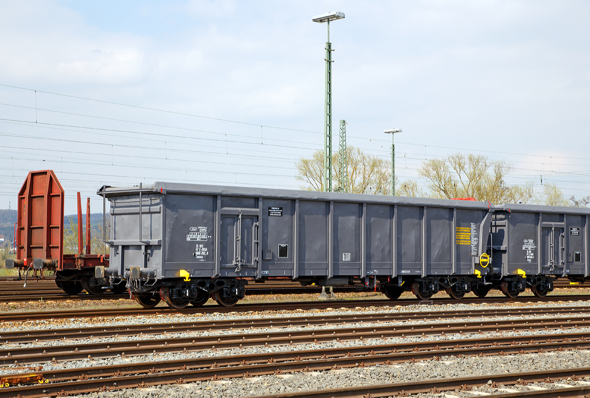 4-achsiger Drehgestellwagen mit Rolldach speziell f�r Tonerde, der Gattung Tamns (31 RIV 87 F-ERSA 0806 762-8) der Vermietungsfirma ERMEWA SA (100%Tochter der SNCF) abgestellt am 10.04.2016 in Wetzlar.

Die Wagen werden speziell eingesetzt.

Technische Daten: Hersteller: 
Arbel Fauvet Rail, Frankreich (seit 2010 AFR Titagarh) 
Baujahr: 1988 
Spurweite: 1.435 mm
L�nge �ber Puffer: 15.740 mm
Drehzapfenabstand: 10.700 mm
Gesamter Radsatzstand:  12.500 mm
Achsabstand im Drehgestell: 1.800 mm
Eigengewicht: 24.600 kg
Maximales Ladegewicht: 65,4 t
Radsatzlast: 
H�chstgeschwindigkeit: 120 km/h (leer) bzw. 100 km/h (beladen)
Ladefl�che: 37,0 m�
Laderaum: 80,8 m�