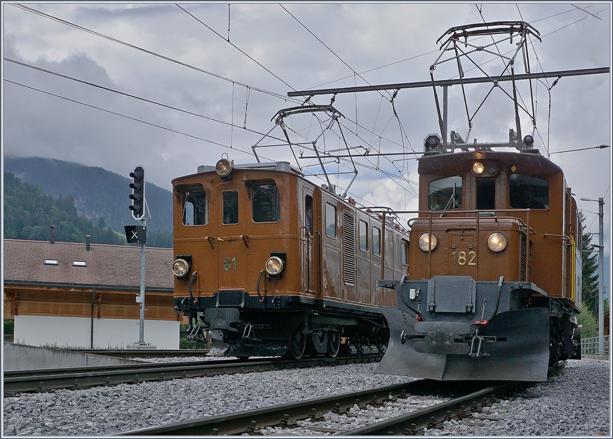 50 Jahre Blonay Chamby - MEGA BERNINA FESTIVAL: Ein H�hepunkt des  B�ndner Tag im Saaneland  war dei Parallefahrt der beiden Ge 4/4 182 und 81 in Gstaad, die so gut es bei den relativ vielen Leuten ging aufgenommen wurde und hier gezeigt wird.
14. Sept. 2018