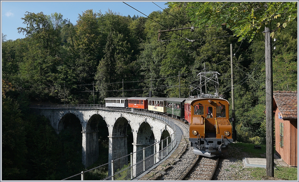 50 Jahre Blonay Chamby - MEGA BERNINA FESTIVAL: Die RhB Ge 2/2 (ex BB Ge 2/2 61) im ihrem zugedachten Betättigungsfeld: Vorspanndienst. Hier vor dem RhB ABe 4/4 35 auf dem Viadukt über die  Baie de Clarens  auf der Fahrt nach Chaulin.
15. Sept. 2018 